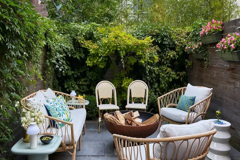 a picture of outdoor decoration